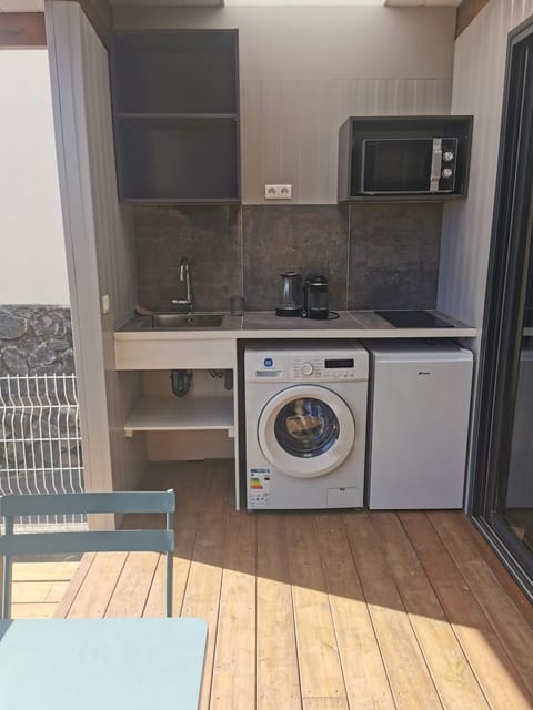 Kitchen or kitchenette, washing machine