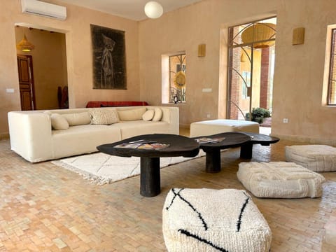 Living room, Seating area, air conditioner