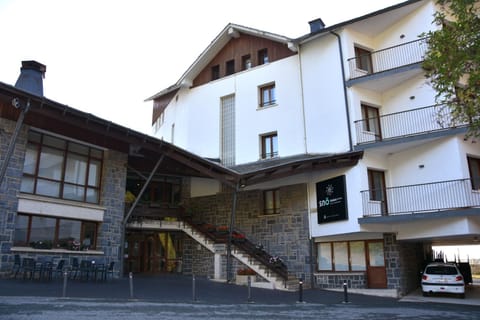 Hotel y Apartamentos SNÖ Isaba Apartment hotel in Navarre