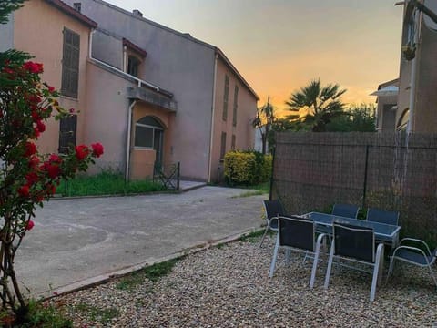 Bel appartement de type 4 avec jardinet Apartment in Saint-Florent