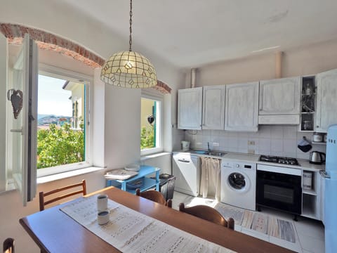 Kitchen or kitchenette, Dining area, stove