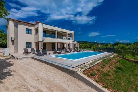 Property building, Day, Pool view, Swimming pool, sunbed