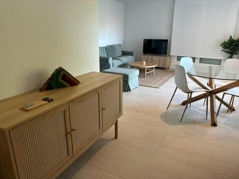 Communal lounge/ TV room, TV and multimedia, Dining area