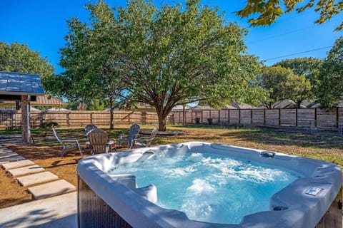 Fritztown's Finest - Hot Tub Fire Pit & Sleeps 10 House in Fredericksburg