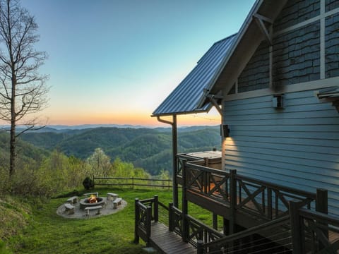 2 Cabins & Views for Miles Hot Tubs Pool Table House in Tennessee