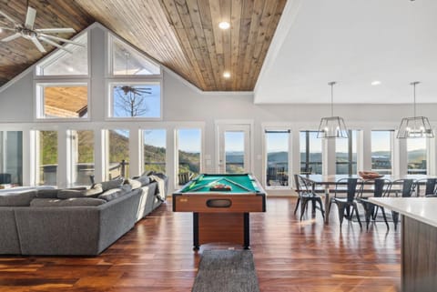 2 Cabins & Views for Miles Hot Tubs Pool Table House in Tennessee