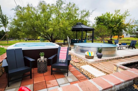 Howdy Haus - Pool Hot Tub Game Room & Glam Room House in Fredericksburg