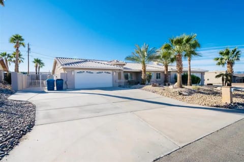 Cozy and Spacious Entire 5-Bedroom, 4-Fullbath Home Sleeps 14 House in Lake Havasu City