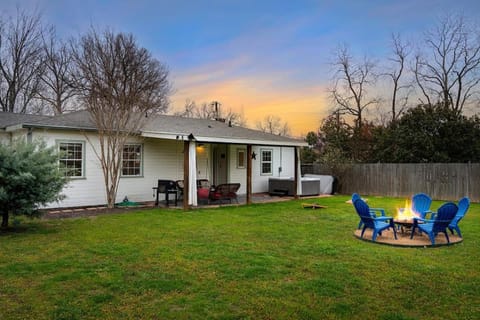 Longhorn Lodge - Fire Pit & Hot Tub House in Fredericksburg