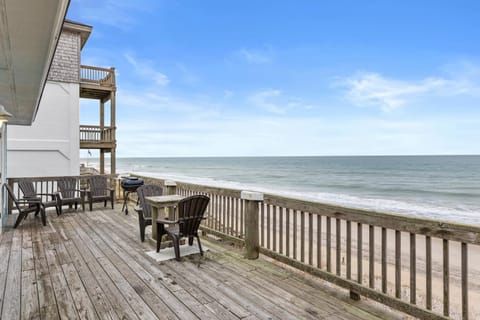 Renegade - Oceanfront and Allows Pets! House in Surf City