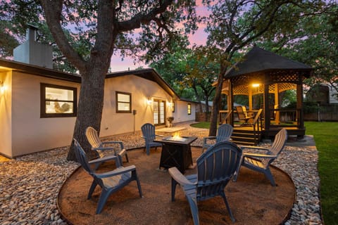 The 309 Retreat - Hot Tub & Fire Pit House in Fredericksburg