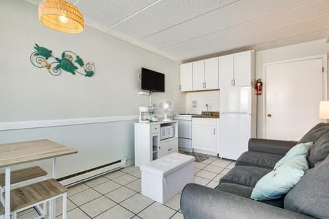 Beachfront Wildwood Crest Condo with Pool Access! Apartment in Wildwood Crest