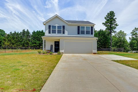 Modern Anderson Home with Fire Pit and Grill House in Lake Hartwell