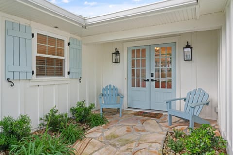 The Blue Door Cottage - 4310 Fourth Street House in Saint Simons Island