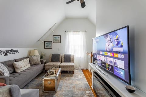 Charming 2BR Getaway with Modern Comforts Appartamento in Bridgeport