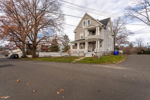 Charming &Spacious 3BD 1BA Fam-Friendly-Yard&Porch Apartment in Bridgeport