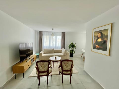 Property building, Communal lounge/ TV room, TV and multimedia, Living room, Seating area, Dining area, Evening entertainment