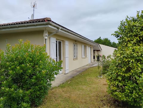 Villa Maite, quartier calme, piscine chauffée House in Andernos-les-Bains