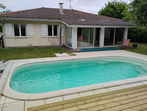 Villa Maite, quartier calme, piscine chauffée House in Andernos-les-Bains