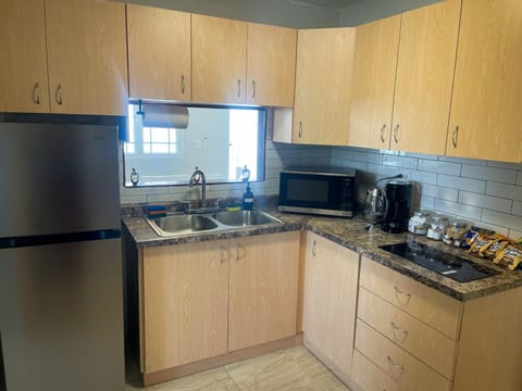 Coffee/tea facilities, Kitchen or kitchenette, microwave, stove, kitchen