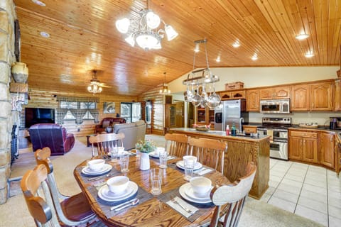 Just a Cast Away Cassville Cabin with Covered Deck Casa in Roaring River Township