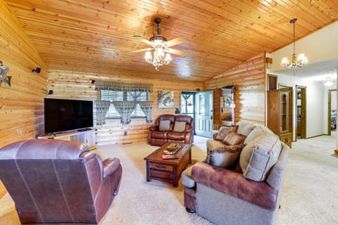 Just a Cast Away Cassville Cabin with Covered Deck Casa in Roaring River Township