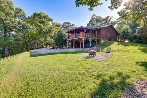 Just a Cast Away Cassville Cabin with Covered Deck Casa in Roaring River Township