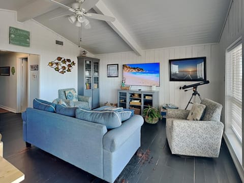 Beachfront Charm House in Galveston Island