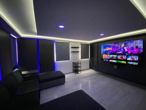 Communal lounge/ TV room, TV and multimedia, Living room, Seating area, Evening entertainment