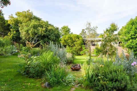 The Secret Garden- Alpine Retreat House in Tawonga South