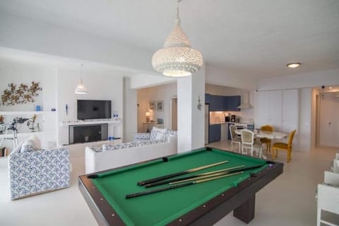 Billiard, Kitchen or kitchenette, Living room