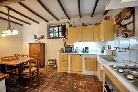 Coffee/tea facilities, Kitchen or kitchenette, microwave, oven, stove