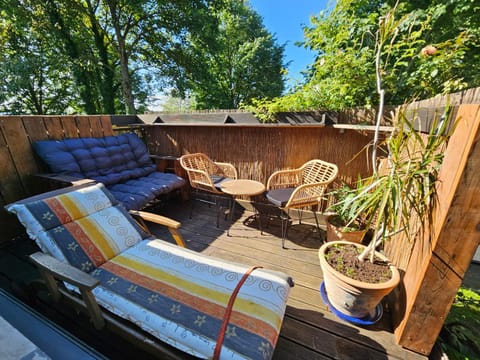 Spring, View (from property/room), Balcony/Terrace, Seating area, Garden view