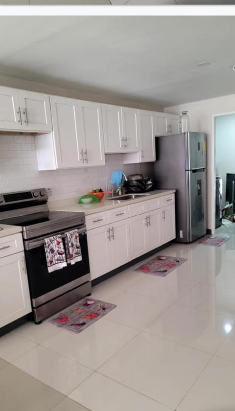 Kitchen or kitchenette, dishwasher, stove