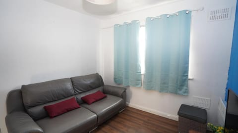 59B Comfortable Home, Sleeps 8 House in Hounslow