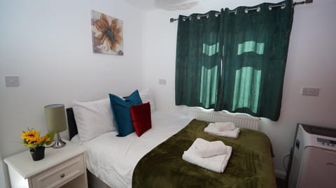 59A Comfortable Home, Sleeps 6 Casa in Hounslow