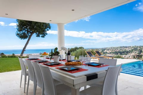 Dining area, Sea view, Swimming pool