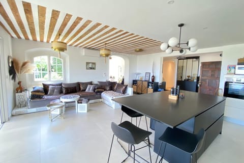 Lovely villa with pool - panoramic sea view Villa in Antibes