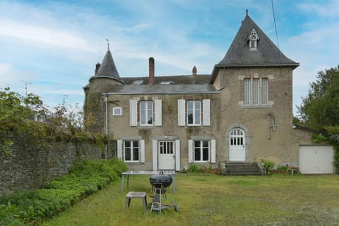 MANOIR DE LA VALETTE - 8 personnes House in Laval