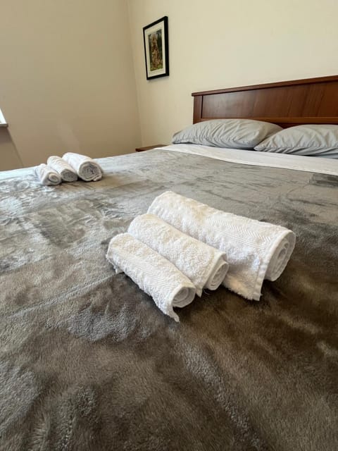 Bed, Bedroom, towels