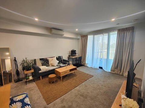 Lakeside apartment, walking distance to foreshore Apartment in Canberra