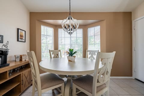 Seating area, Dining area