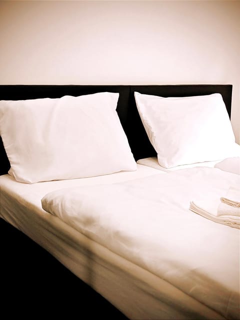 Bed, towels