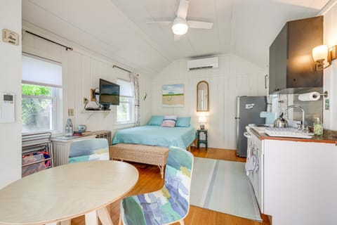 Eastham Studio with Furnished Deck 2 Mi to Beach! Apartamento in Orleans