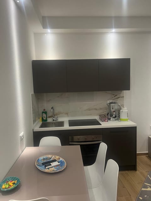 Kitchen or kitchenette, Dining area, stove