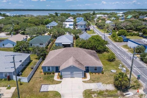 Charming and delightful getaway! Walk to Beach House in Butler Beach