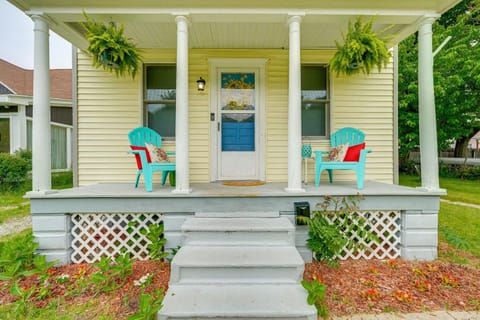 Cozy Manistee Home with Grill, Walk to Lake Michigan Casa in Manistee