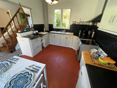 Kitchen or kitchenette, Dining area, dishwasher, oven, pet friendly