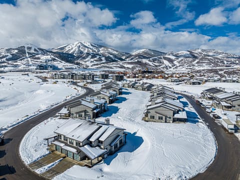 New Build in the Mayflower Area - Close to Park City, Heber and Midway - Hot Tub Casa in Jordanelle Reservoir