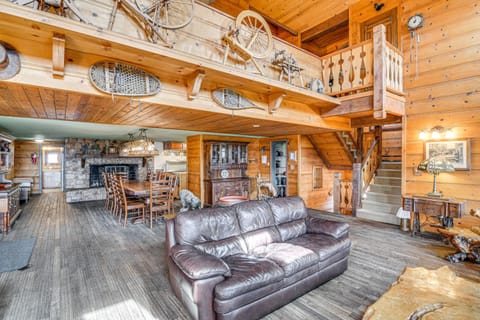 Grand Mountain Chalet with Hot Tub and Mountain Views House in Kingsbury